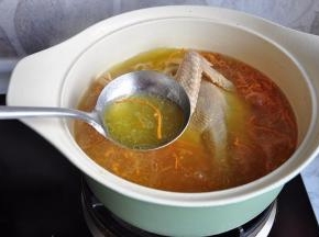 这种面条直接配个炒菜或者汤菜，或者白水煮后直接吃最好，我家正好炖了虫草菇鸡汤，热乎乎的鸡汤最适合冬天食用。