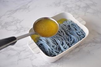 将面条捞出后，淋上几勺鸡汤，如果觉得口味淡，可以放盐或者生抽调味。