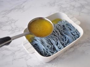 将面条捞出后，淋上几勺鸡汤，如果觉得口味淡，可以放盐或者生抽调味。