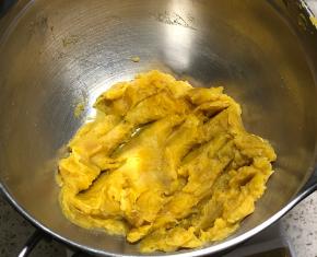 红薯蒸熟，取250克红薯捣成泥