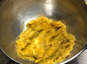 红薯蒸熟，取250克红薯捣成泥
