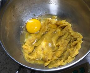 加入一只鸡蛋约50克，搅匀