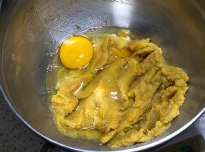 加入一只鸡蛋约50克，搅匀