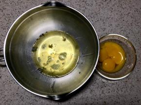 选择小一点的鸡蛋，蛋白蛋黄分开