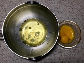 选择小一点的鸡蛋，蛋白蛋黄分开