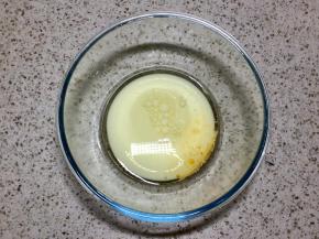 玉米油，香草精，牛奶混合搅匀