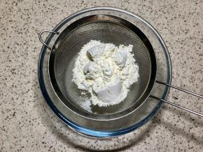 筛入低筋面粉搅匀