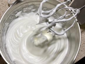 蛋白分三次加糖打发至干性发泡