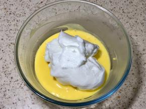 取三分之一蛋白加入蛋黄糊中，翻拌均匀