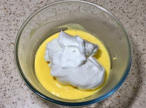 取三分之一蛋白加入蛋黄糊中，翻拌均匀