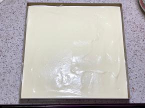 倒入28蛋糕盘中，抹平表面