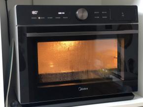 预热美的烤箱180度