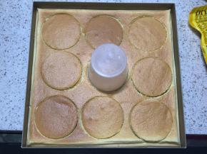 凉透后，用小碗边压出一个个蛋糕片