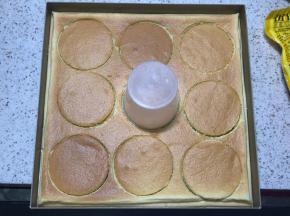 凉透后，用小碗边压出一个个蛋糕片