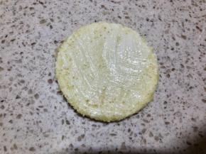 涂抹一层沙拉酱