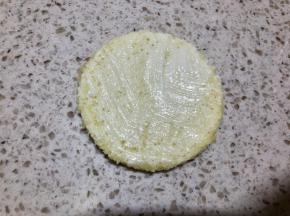 涂抹一层沙拉酱