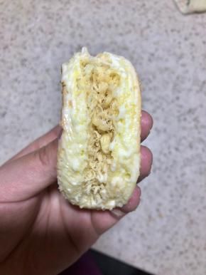 对折后在侧边也涂抹少许沙拉酱，粘肉松