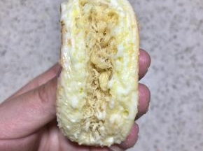 对折后在侧边也涂抹少许沙拉酱，粘肉松