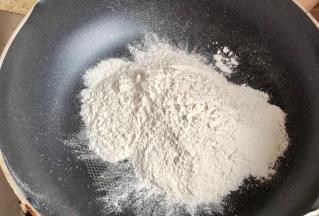 糯米粉倒入锅中，小火炒至微微变色