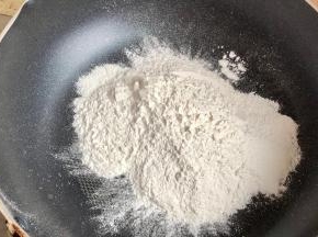 糯米粉倒入锅中，小火炒至微微变色