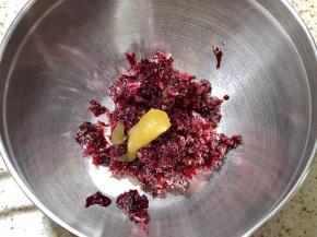 玫瑰花酱中加入蜂蜜