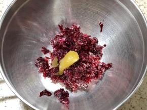 玫瑰花酱中加入蜂蜜