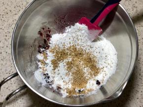 再加入炒熟的糯米粉和芝麻搅匀