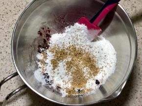再加入炒熟的糯米粉和芝麻搅匀