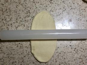 按扁，稍微擀长