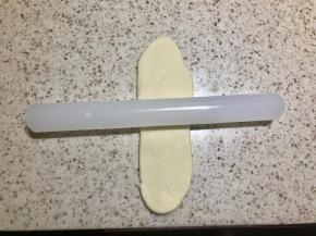 醒好后的剂子，竖着放，擀长