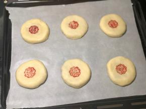 按扁后，稍微擀大，中间点缀一下