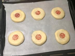 按扁后，稍微擀大，中间点缀一下