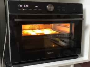 放入烤盘，烘烤20分钟左右