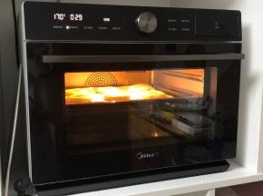 放入烤盘，烘烤20分钟左右