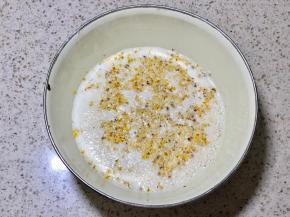 加入牛奶混合均匀