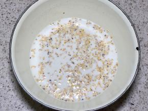 盖保鲜膜在温暖的环境下发酵40分钟左右，明显液面增长很多，然后搅匀。