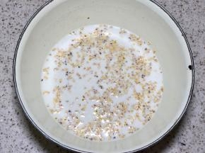 盖保鲜膜在温暖的环境下发酵40分钟左右，明显液面增长很多，然后搅匀。