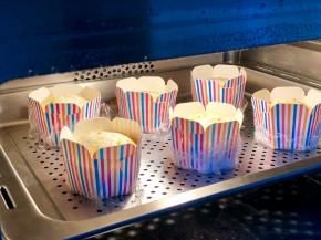 打开烤箱门，桂花的香气扑鼻而来，米糕松软香甜