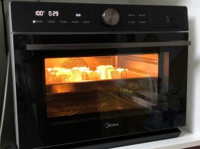 放入美的蒸烤箱中，蒸20分钟