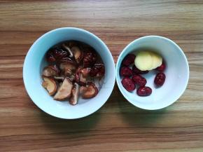 香菇洗净稍浸泡，红枣洗净