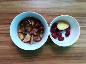 香菇洗净稍浸泡，红枣洗净