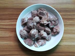 锅中加水加姜片和料酒，放入剁块的羊肉煮开后捞出