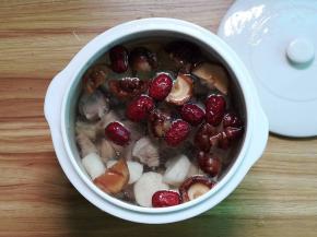 所有材料一起下炖盅，加3碗水