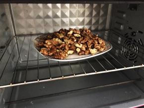 去掉部分脱落的外皮，利用烤箱的余热保温备用