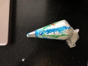 3、将食用色素用小号刷笔有间距的刷在裱花袋的壁上，然后装入蛋白霜(提前装好齿形花嘴）。