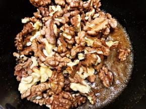 倒入核桃仁用筷子搅拌均匀裹上糖浆