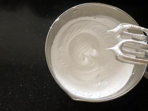 2、用电动打蛋器高速打至白砂糖完全融化，蛋白霜非常有光泽，呈偏硬性发泡。