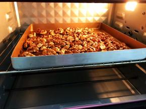 放入预热好的烤箱中层150度烤10到15分钟至香脆，后面几分钟随时观察不要烤糊了