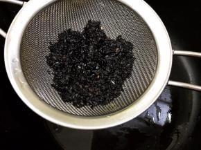 黑芝麻淘洗干净