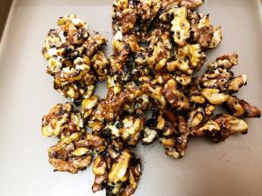 倒在不粘烤盘里